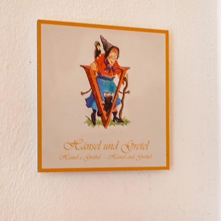 Haensel Und Gretel Schlosshof Umes Extérieur photo