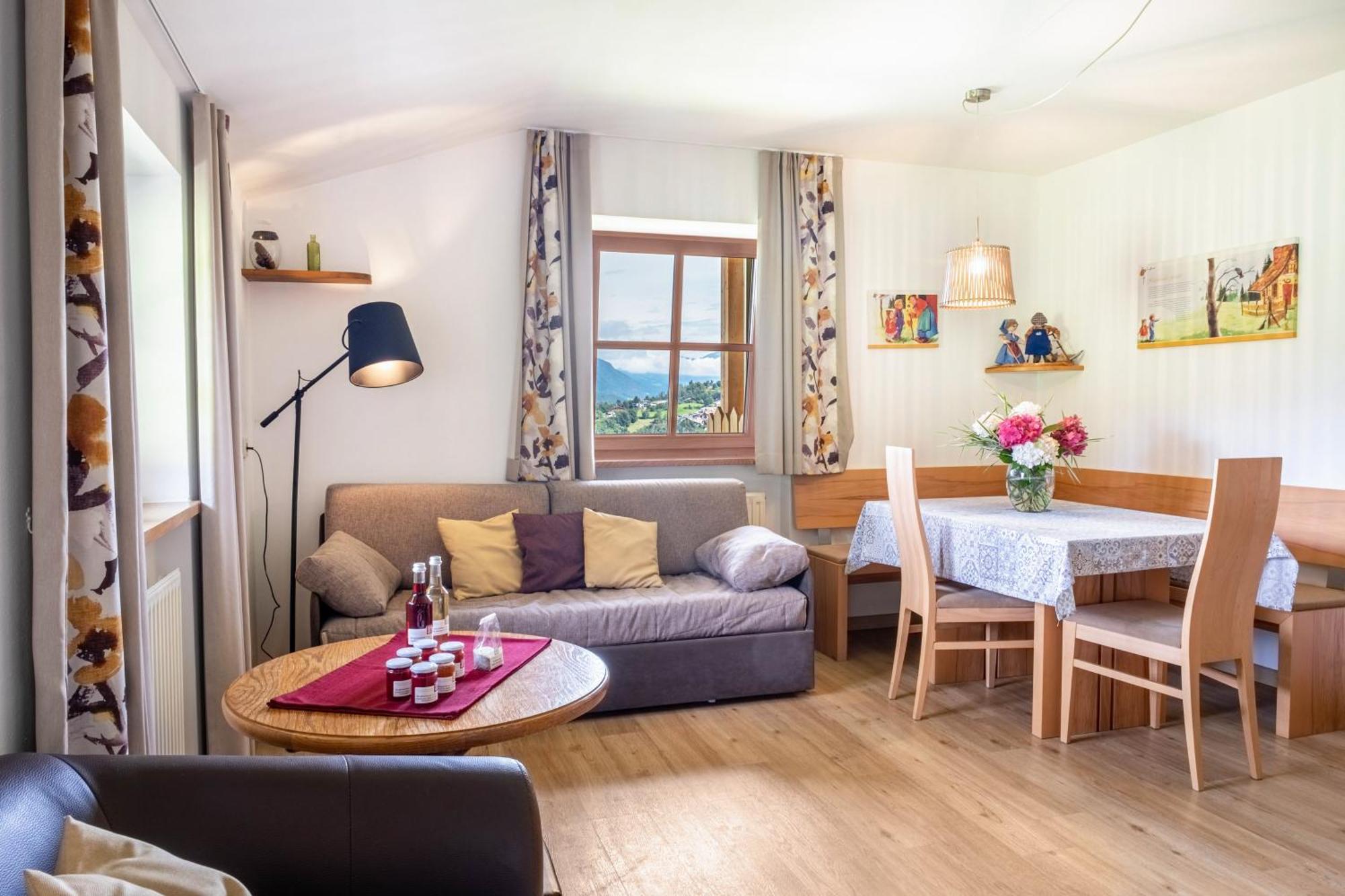 Haensel Und Gretel Schlosshof Umes Extérieur photo