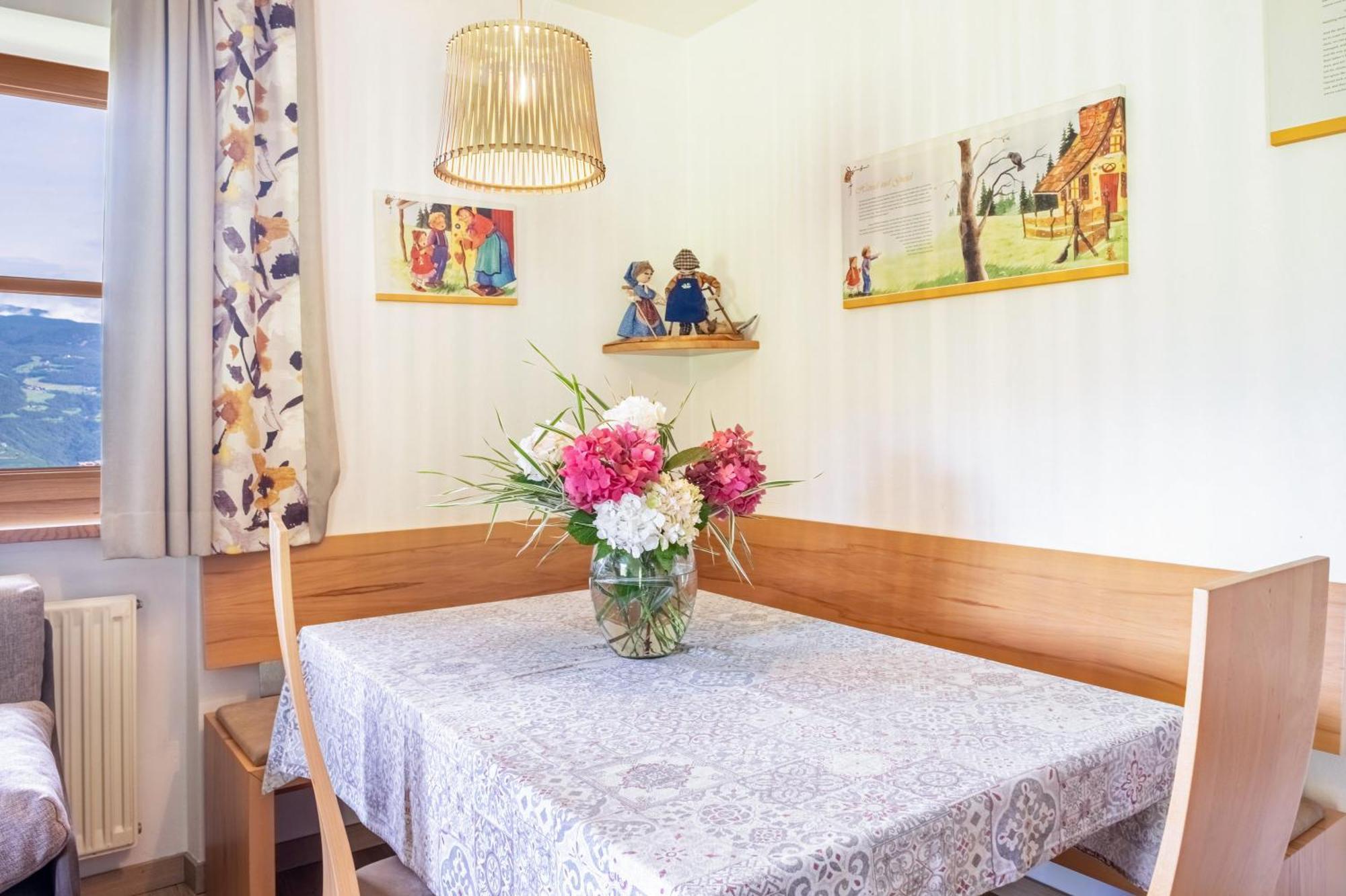 Haensel Und Gretel Schlosshof Umes Extérieur photo